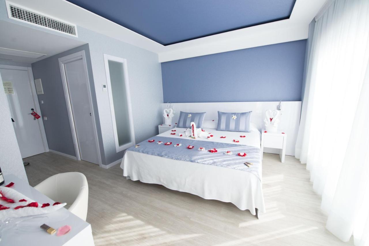 Dreibettzimmer mit Poolblick – NUR FÜR ERWACHSENE