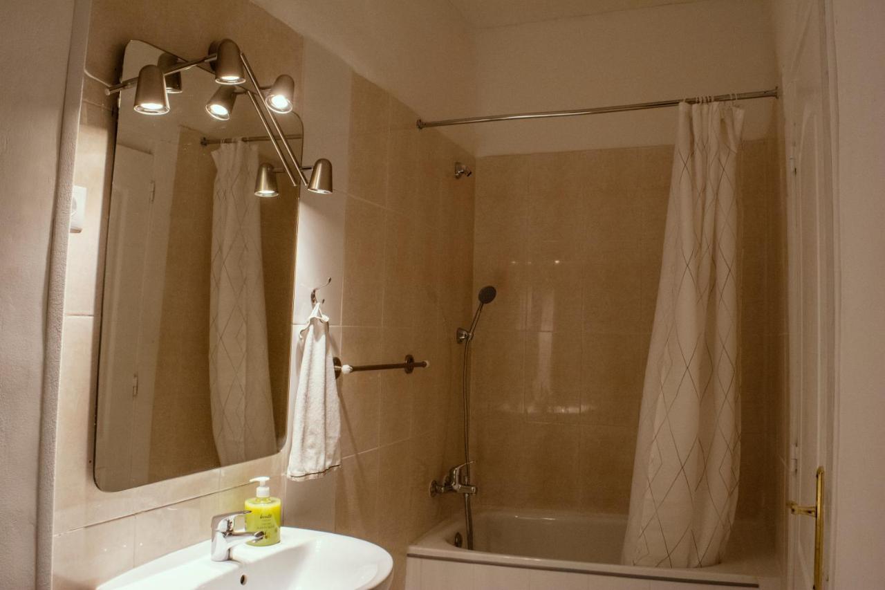 Habitación Doble con cama supletoria y baño privado