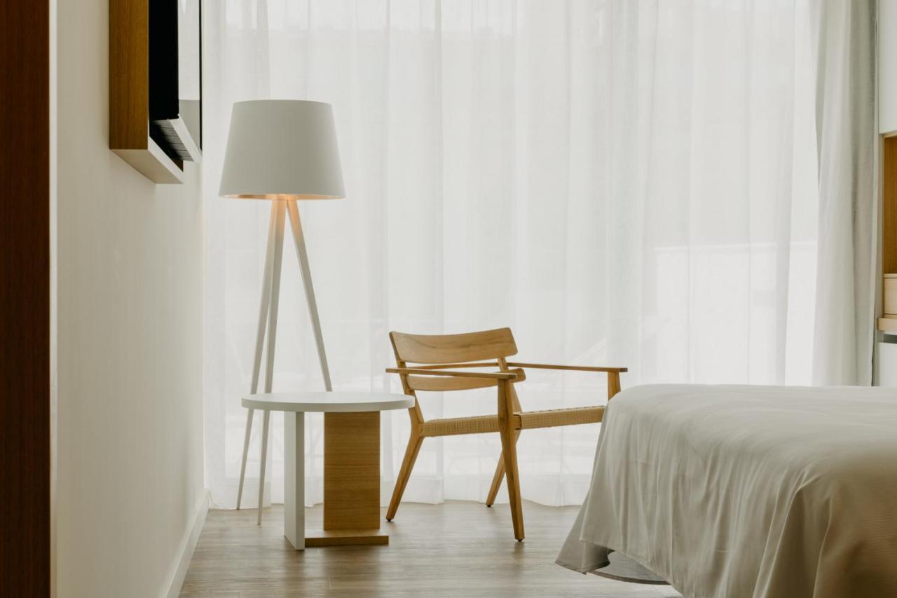 Habitación con cama extragrande y balcón