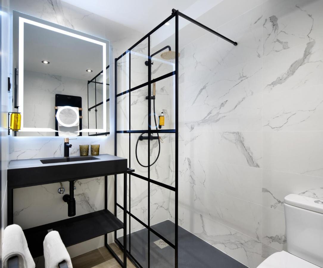 Deluxe Double Room Bath,1073755687:JPEG