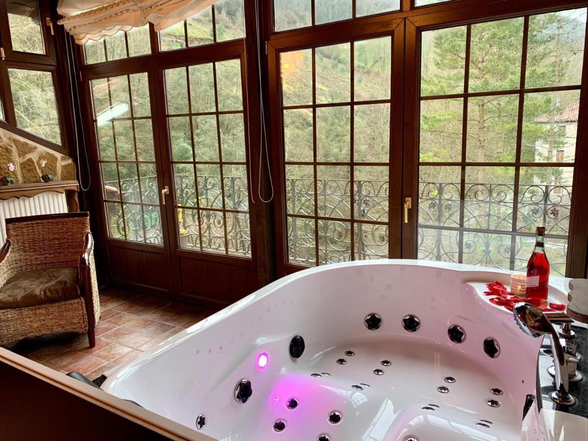 Luxury Suite Spa Bath,1068973822:JPEG