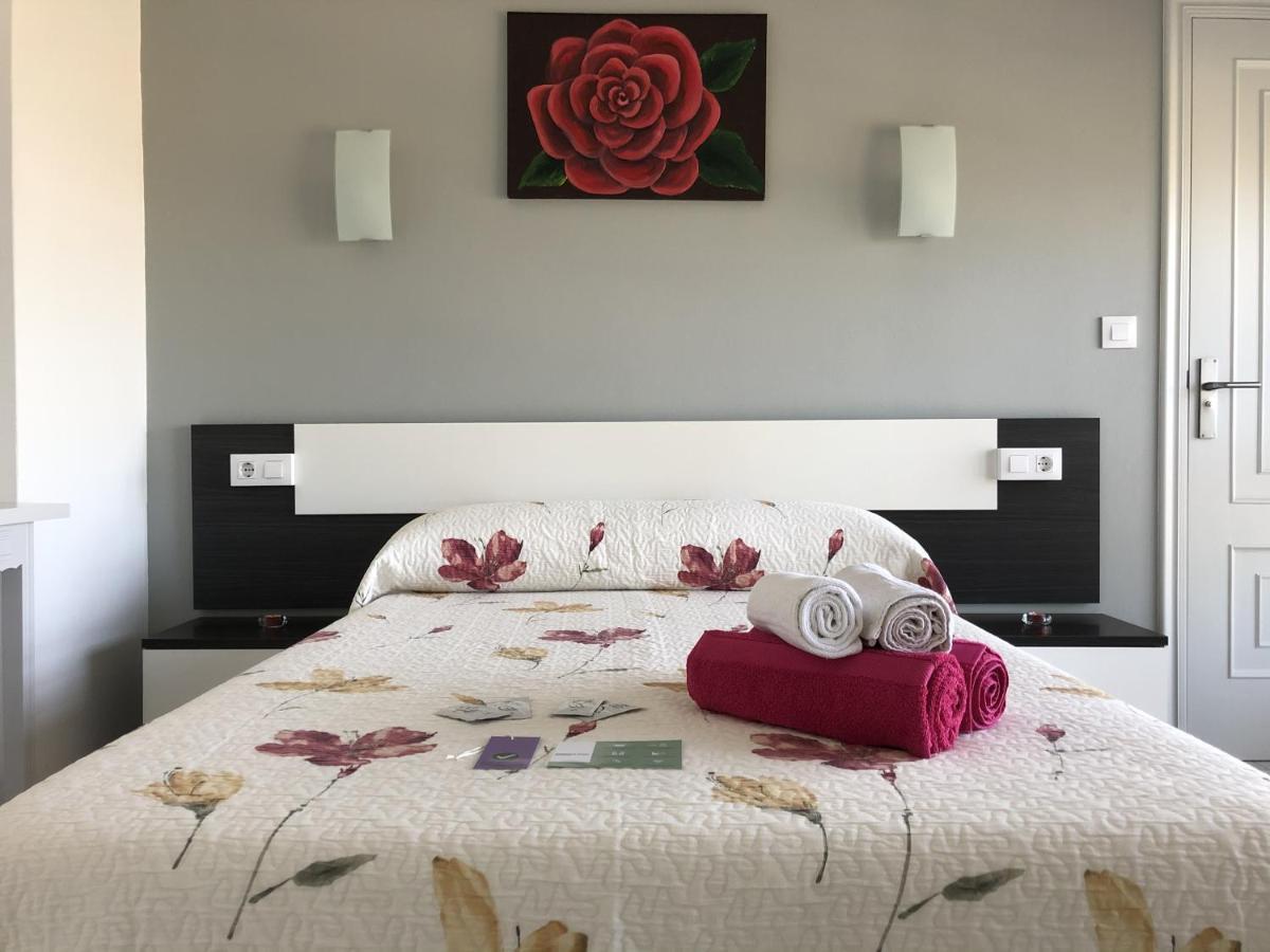 Habitación con cama grande y vistas al mar