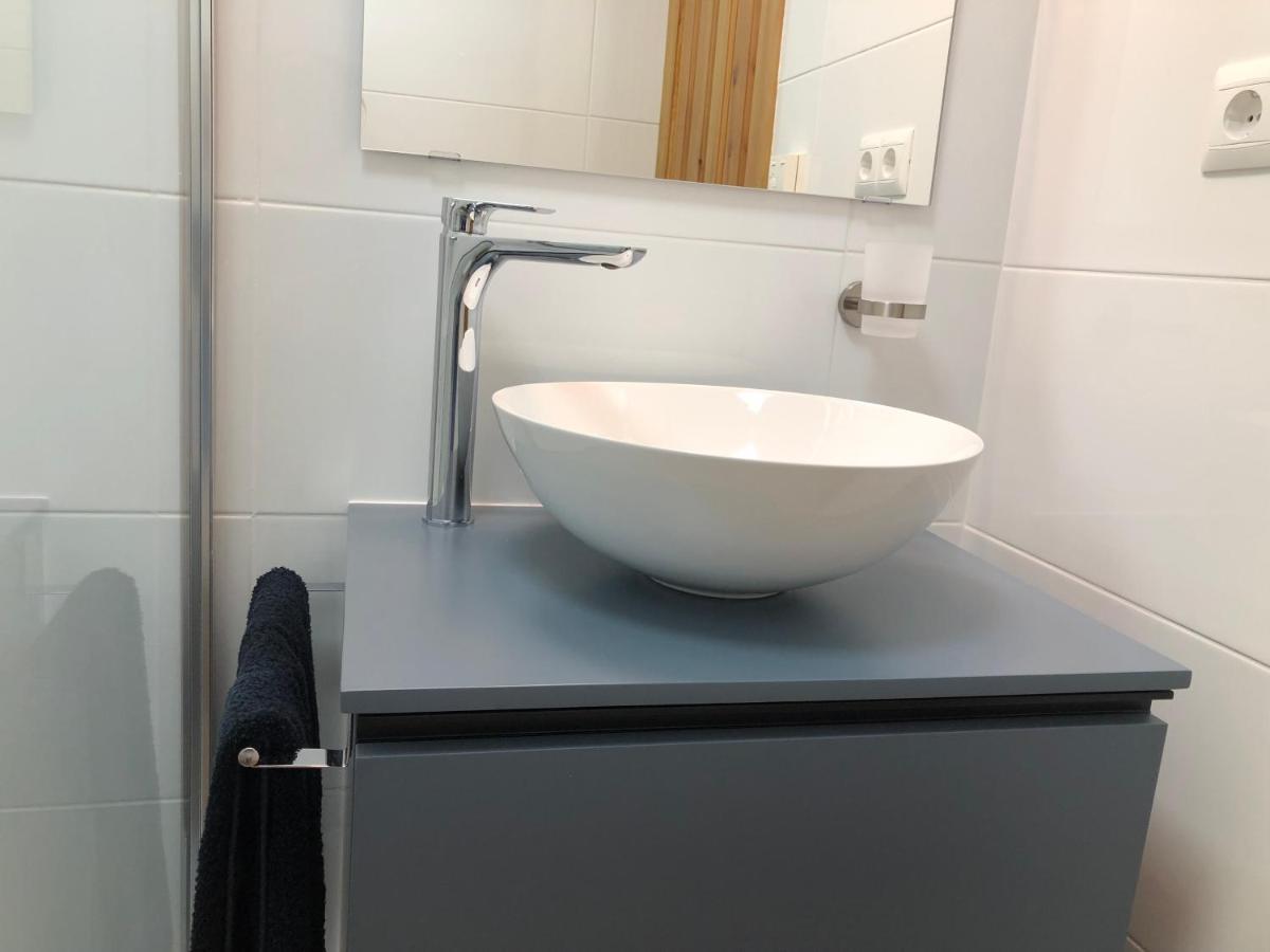 Tweepersoonskamer met 2 Aparte Bedden en Eigen Badkamer