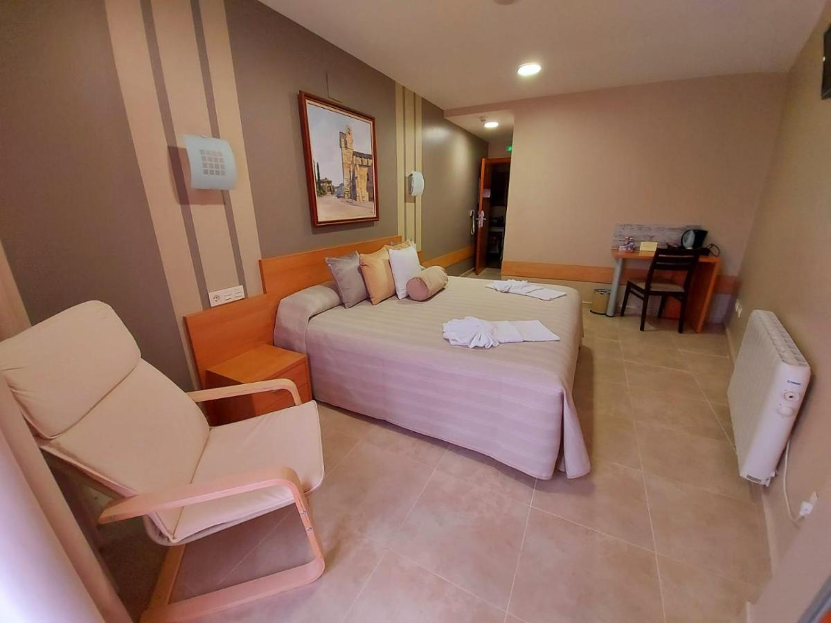 Suite con cama grande y balcón