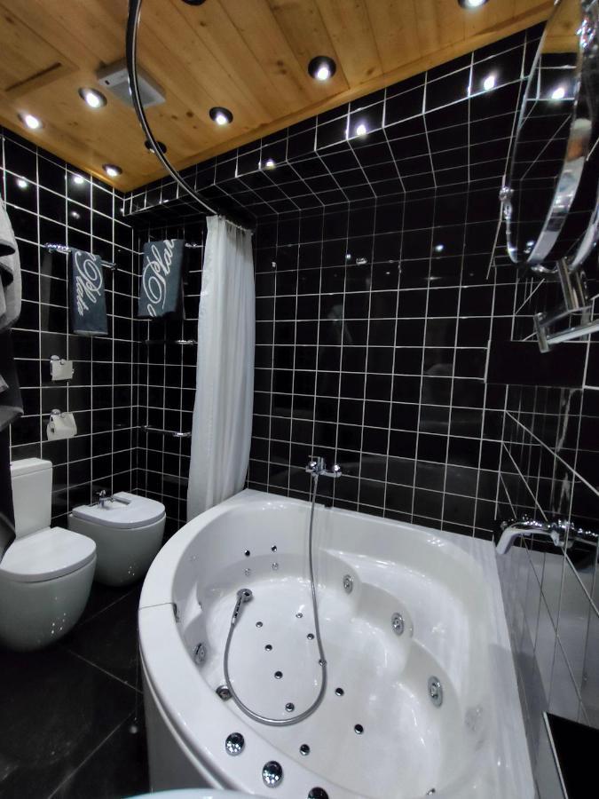 Habitación con cama grande y bañera de hidromasaje