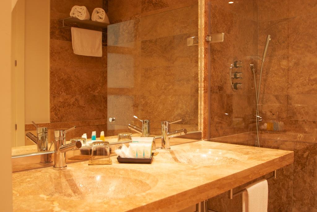 Luxury Three-Bedroom Apartment three bathrooms,228362696:JPEG