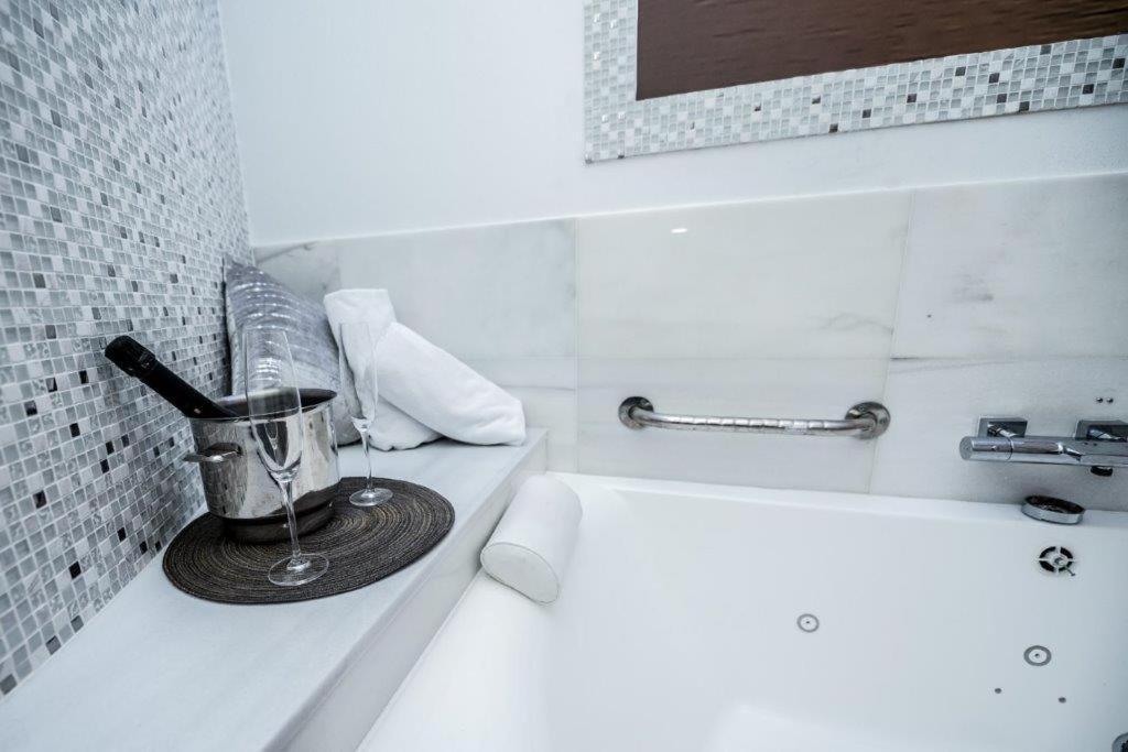 Habitación con cama grande y bañera de hidromasaje