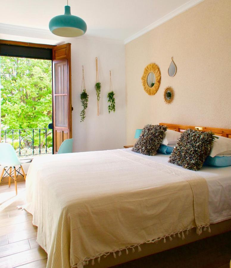 Habitación con cama extragrande.