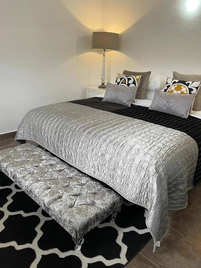Queen Room with Shared Bathroom,1325639266:JPEG