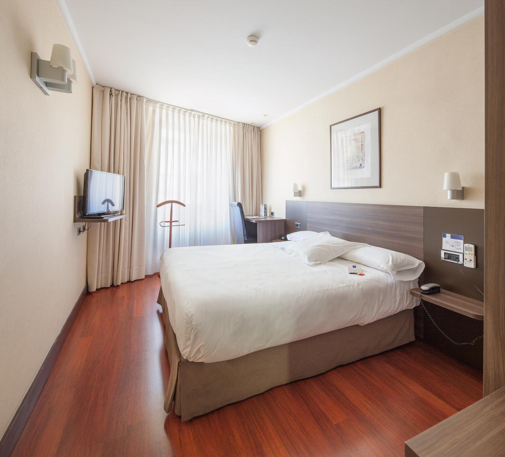 Habitación con cama grande