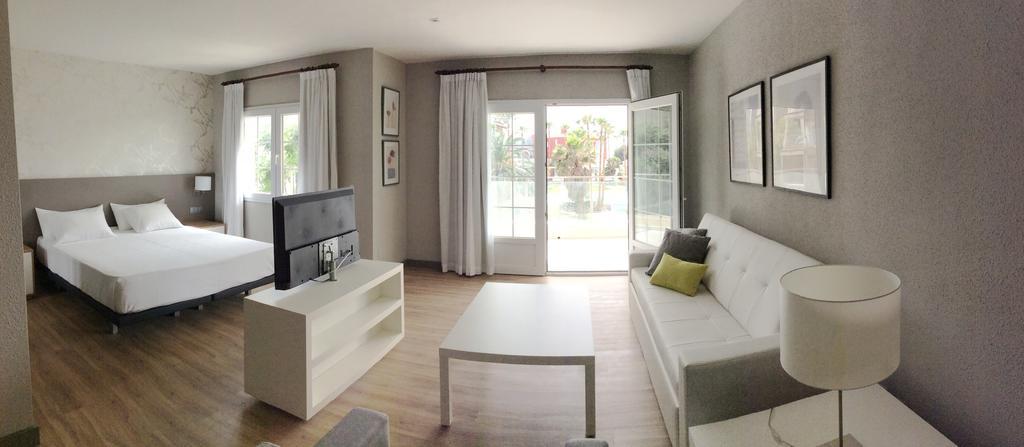 Superior Family Room,696459372:JPEG