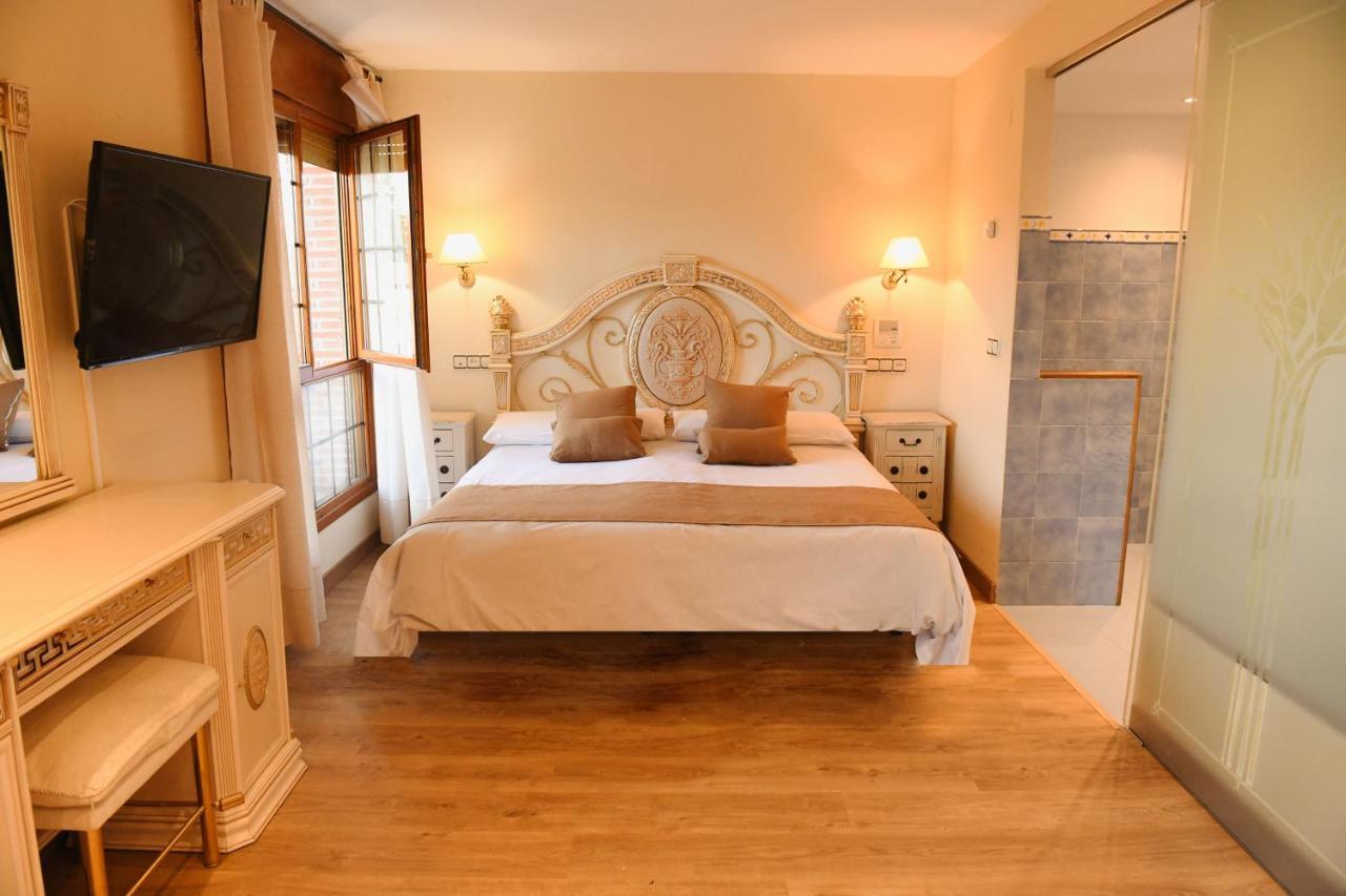 Suite con bañera de hidromasaje y cama grande