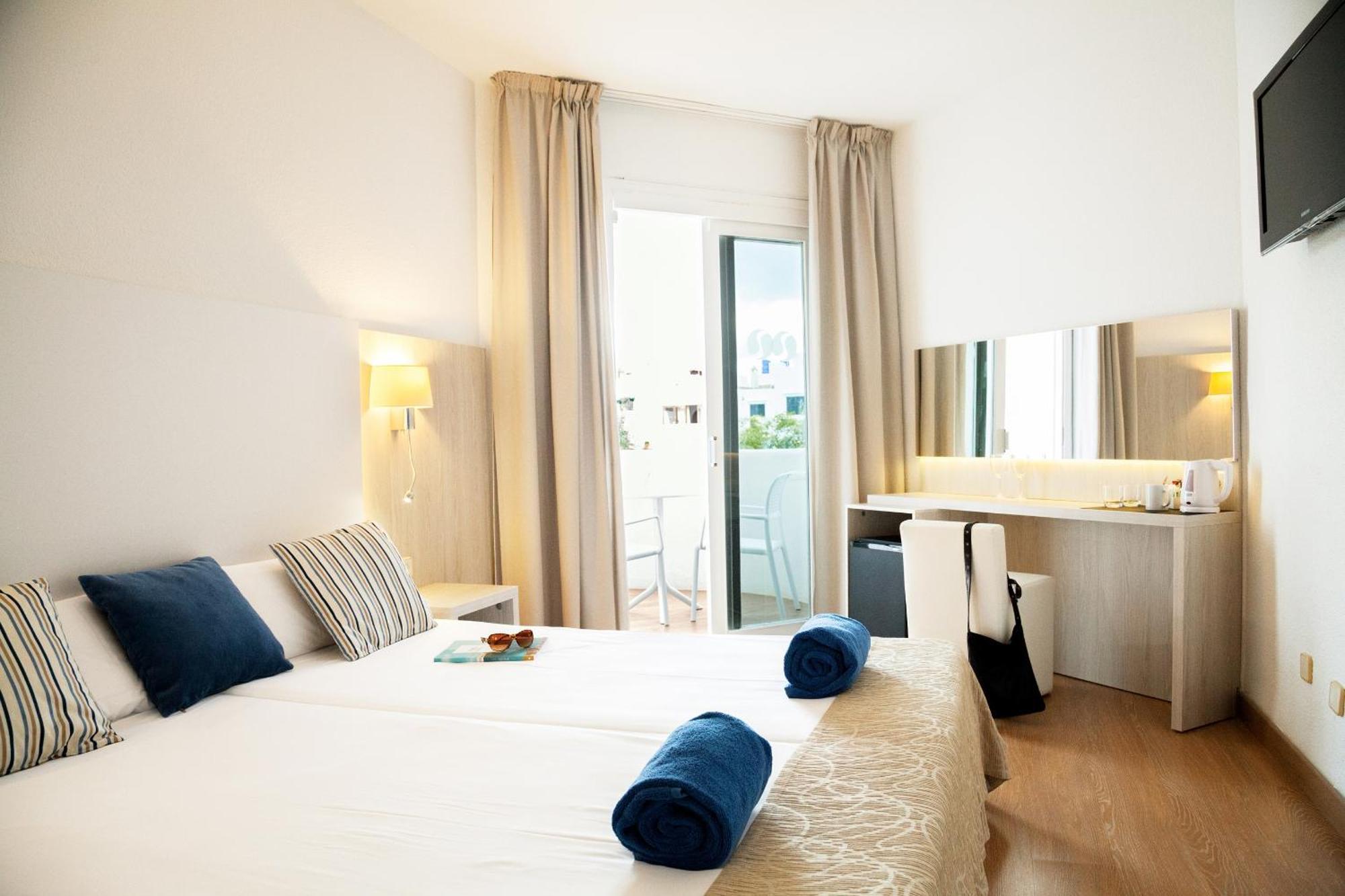 Double or Twin Room with Partial Sea View,1272295690:JPEG