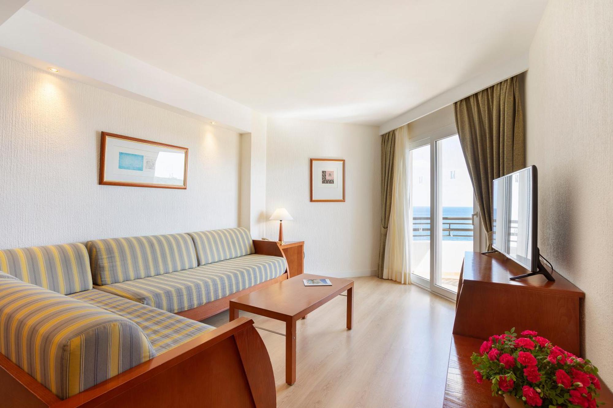 One-Bedroom Apartment with Pool View,1742724108:JPEG