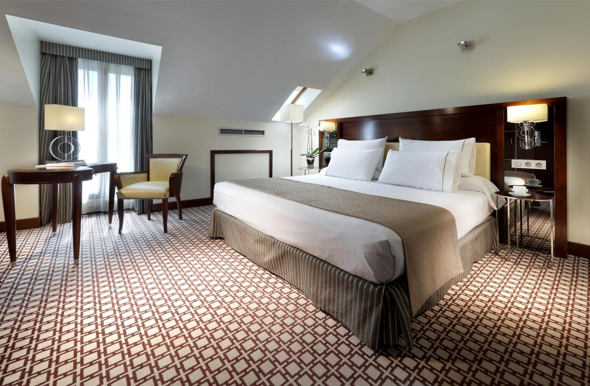 Suite,537843063:JPEG