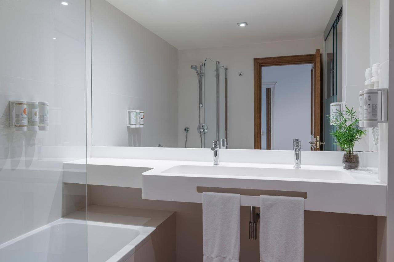 Deluxe Double Room with Shared Pool,684909003:JPEG