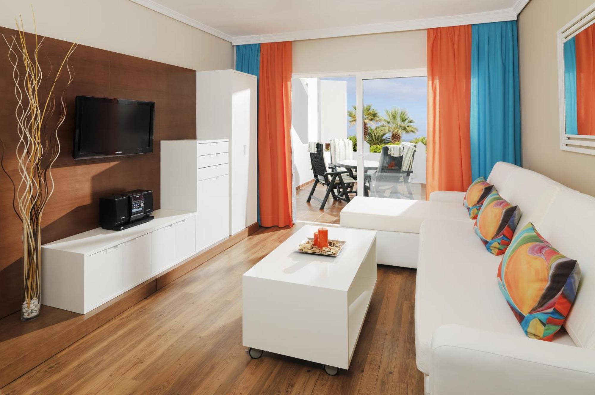 One-Bedroom Apartment with Terrace,1306952200:JPEG
