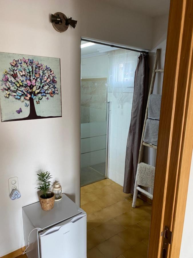 Habitación con cama extragrande y vistas a la piscina