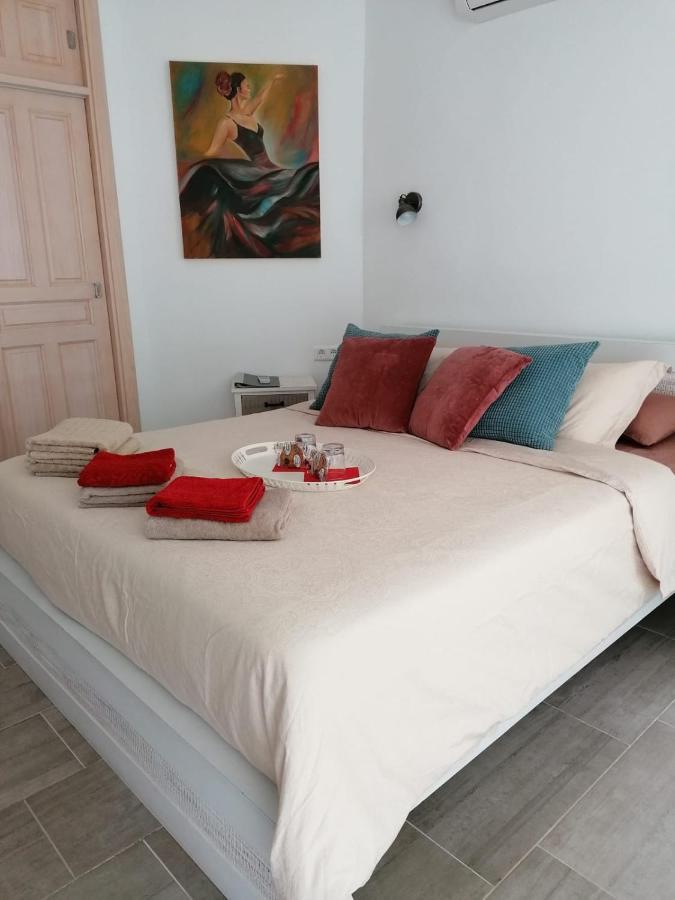 Habitación con cama grande y vistas al mar