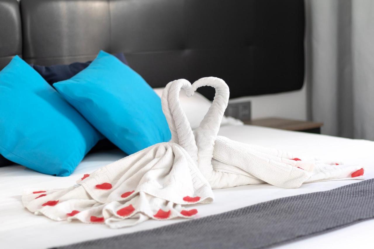 Habitación con cama grande