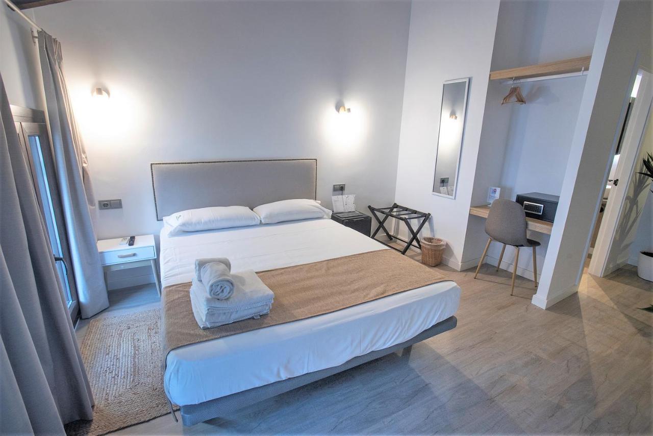 Habitación con cama grande y bañera de hidromasaje