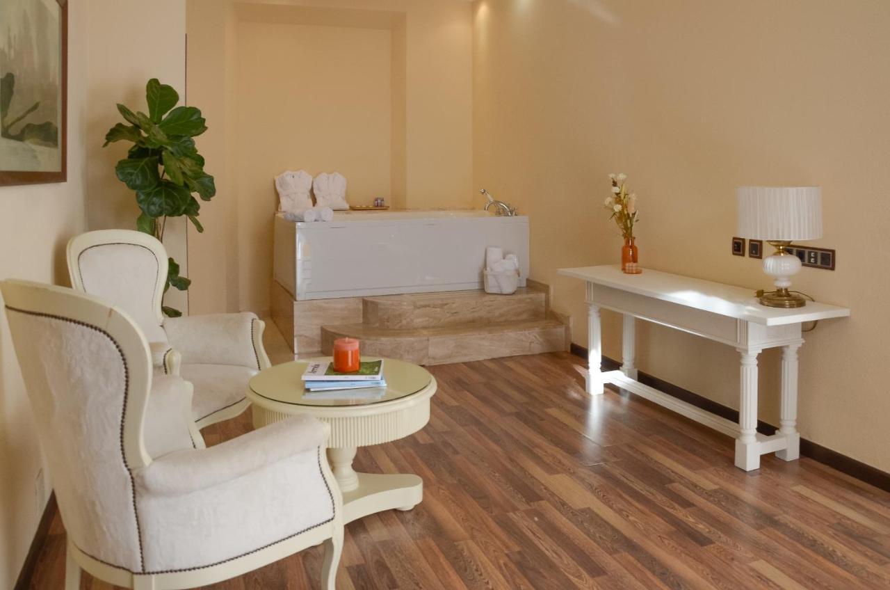 Luxury Suite,1382482061:JPEG