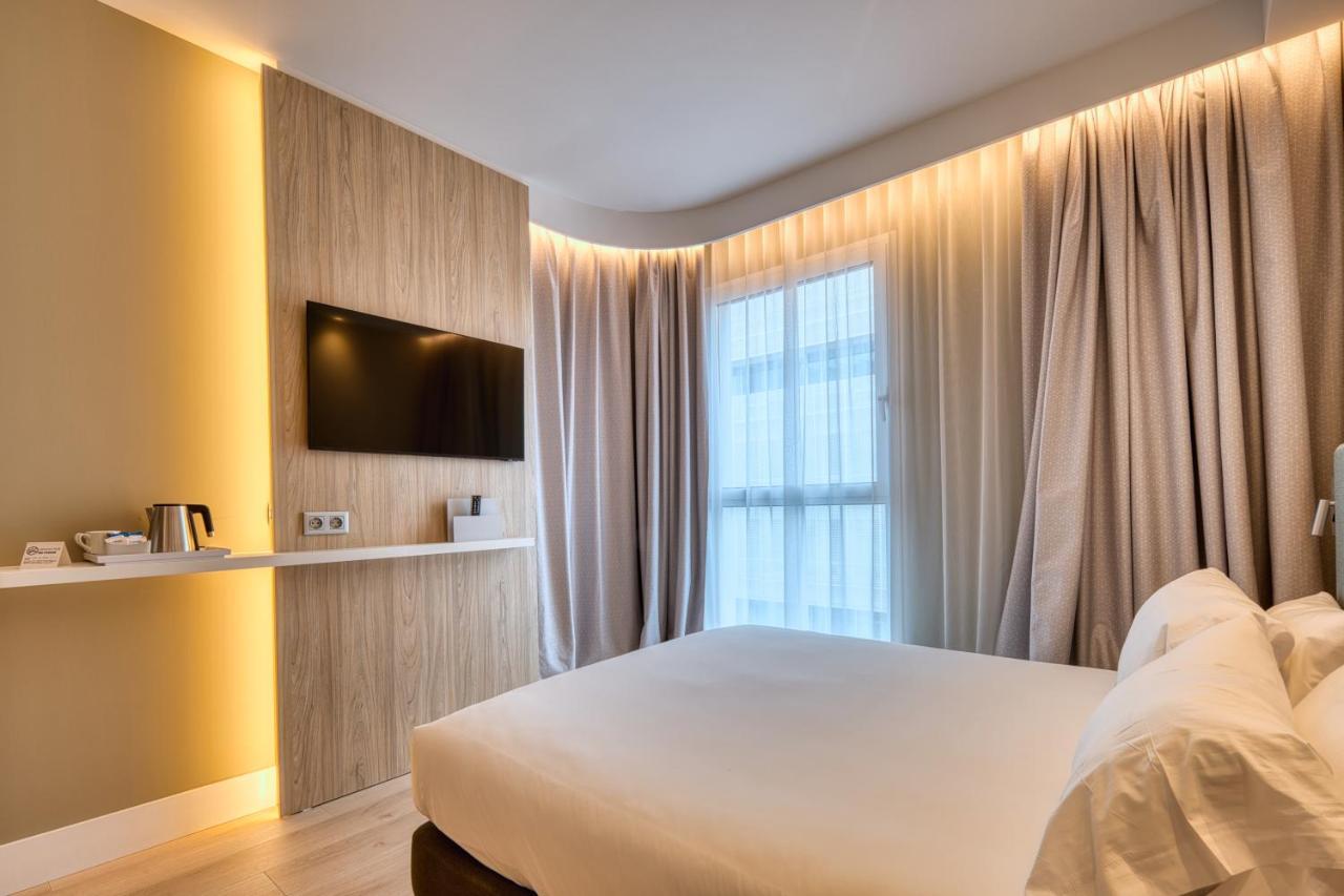 Standard Queen Room Accessible
