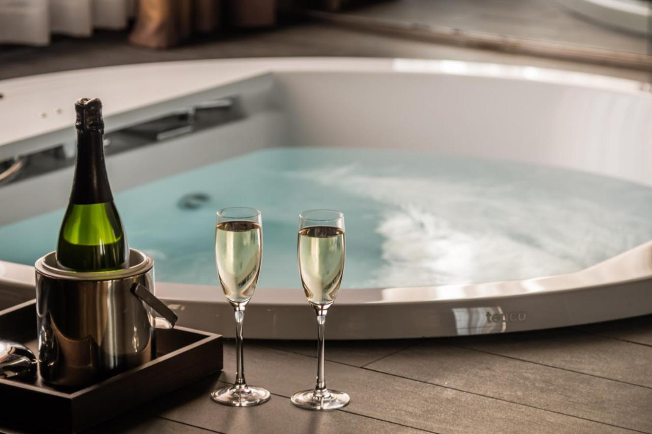 Suite with Spa Bath,1590336361:JPEG