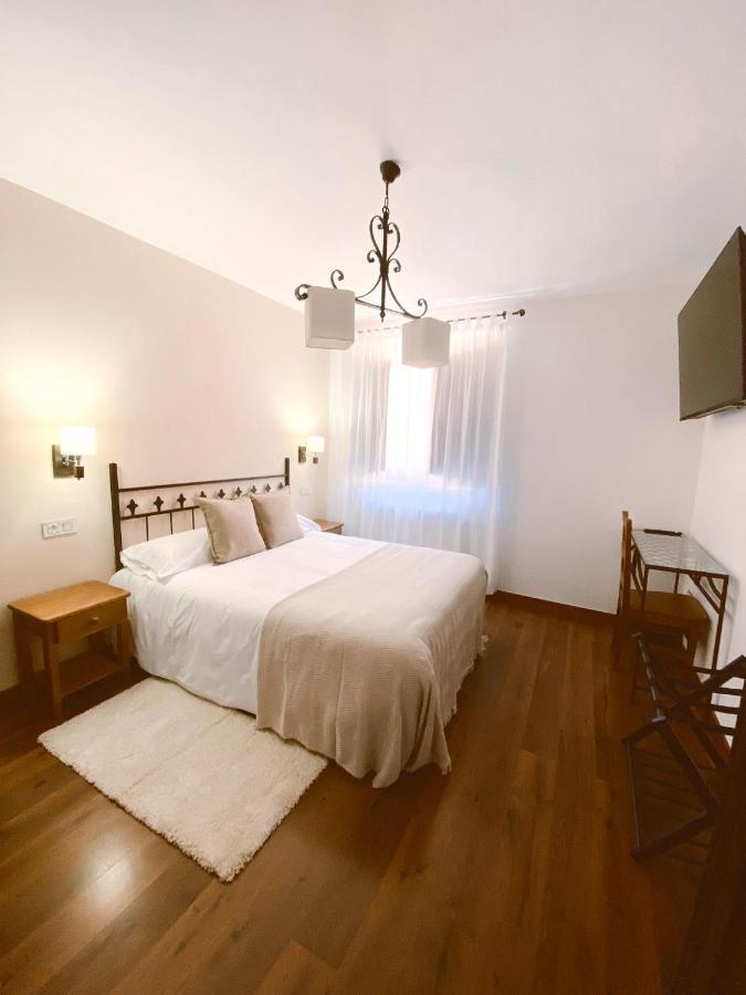 Habitación con cama grande