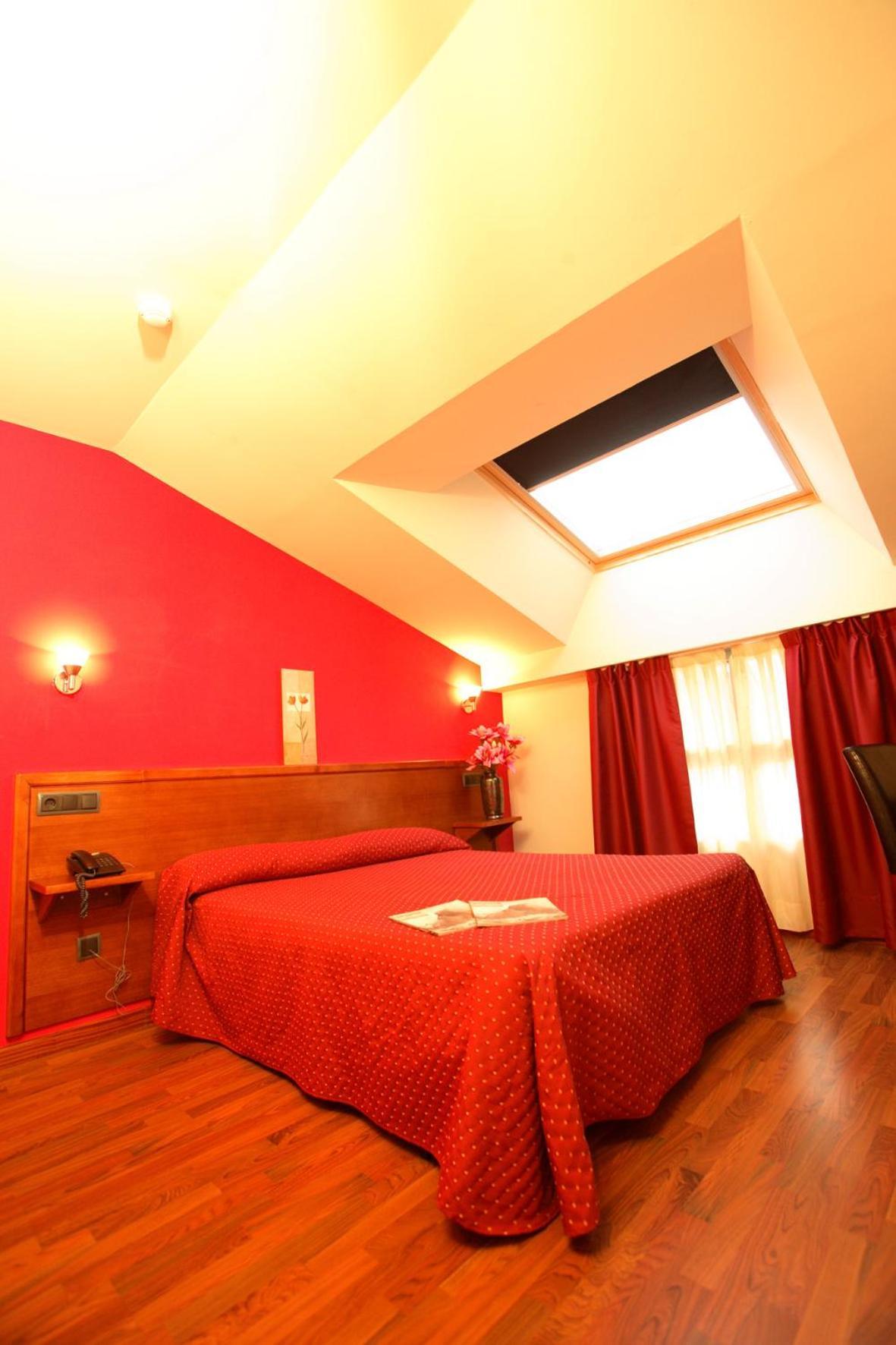 Habitación con cama grande