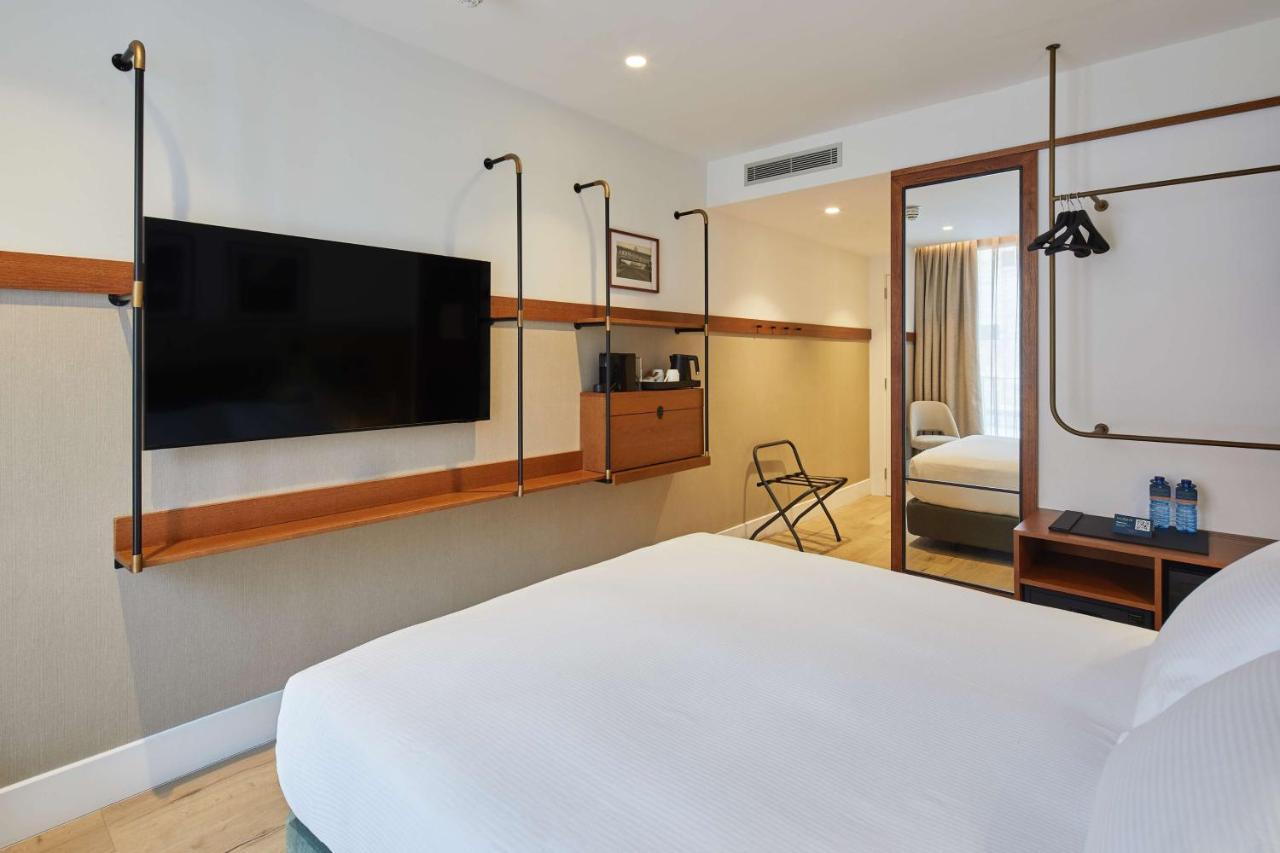Queen Room Mobility Access
