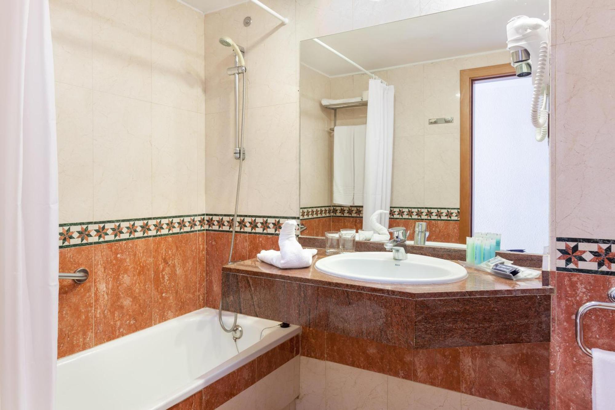 Chambre Double Supérieure (2 Adultes + 2 Enfants) - Vue sur Piscine