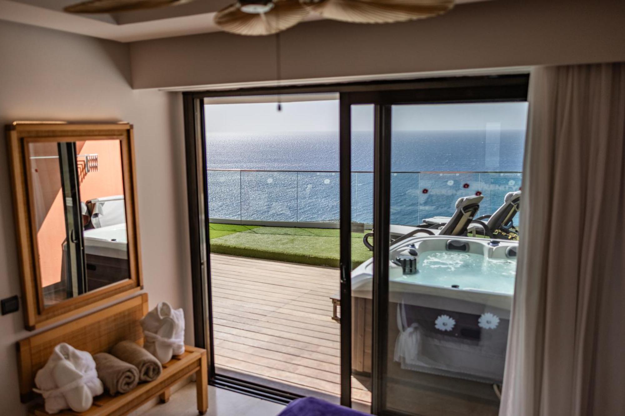 Villa with Hot Tub,1498868212:JPEG