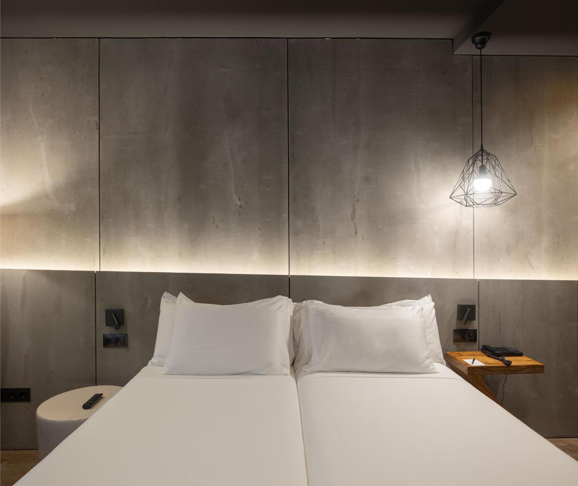Double Room with Street View,1501876612:JPEG