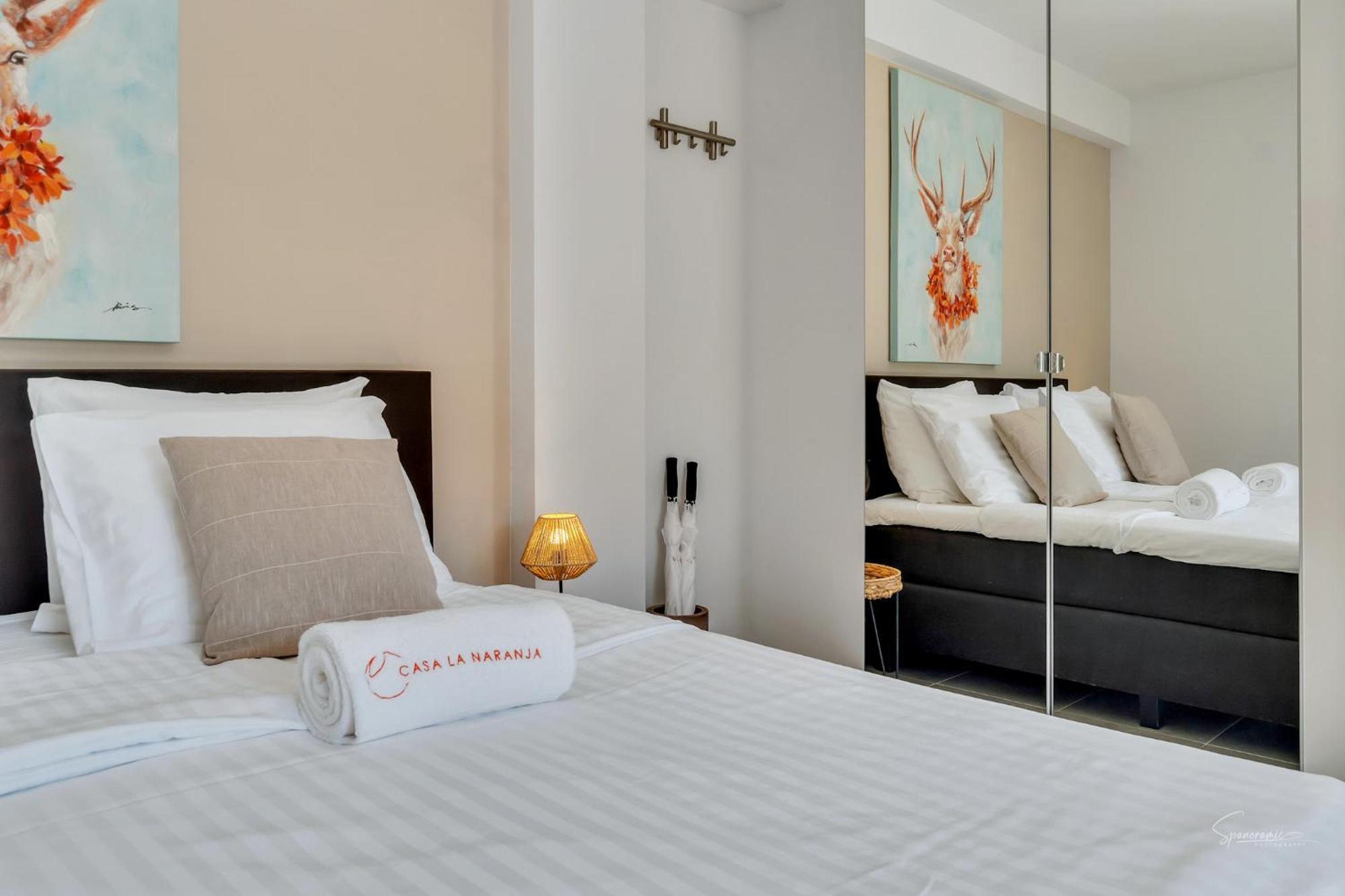 Habitación con cama extragrande y vistas al jardín