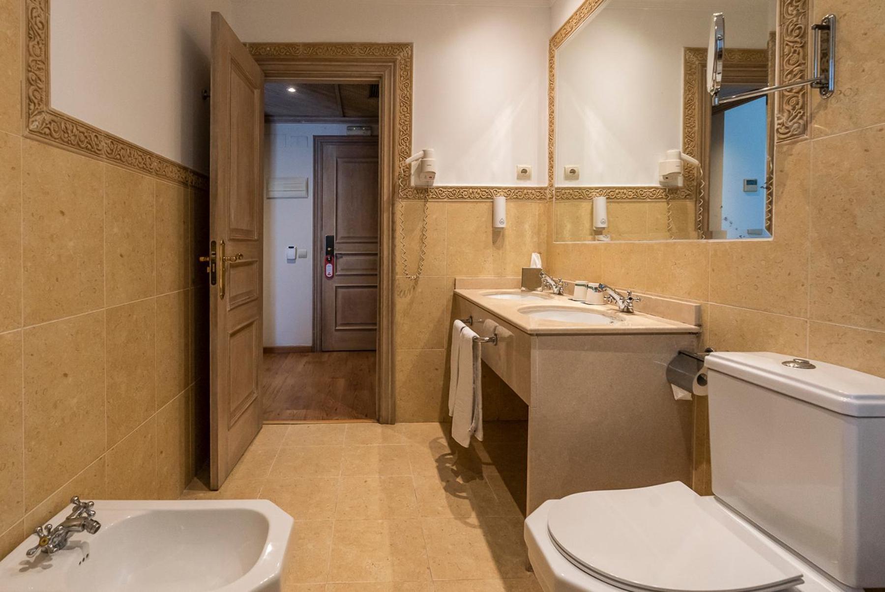 Double Room with Balcony (2 Adults),1292334640:JPEG