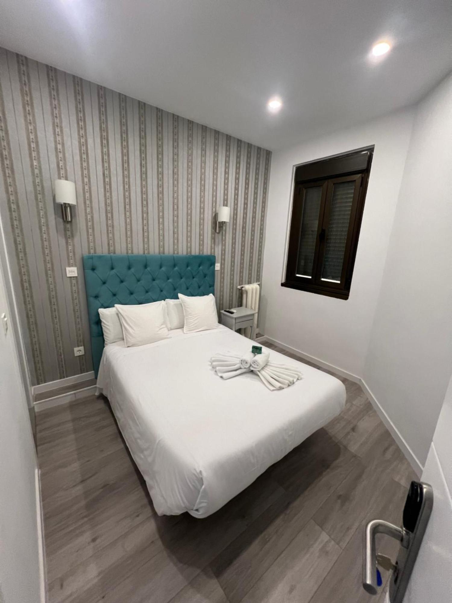 Small Double Room,1523061481:JPEG