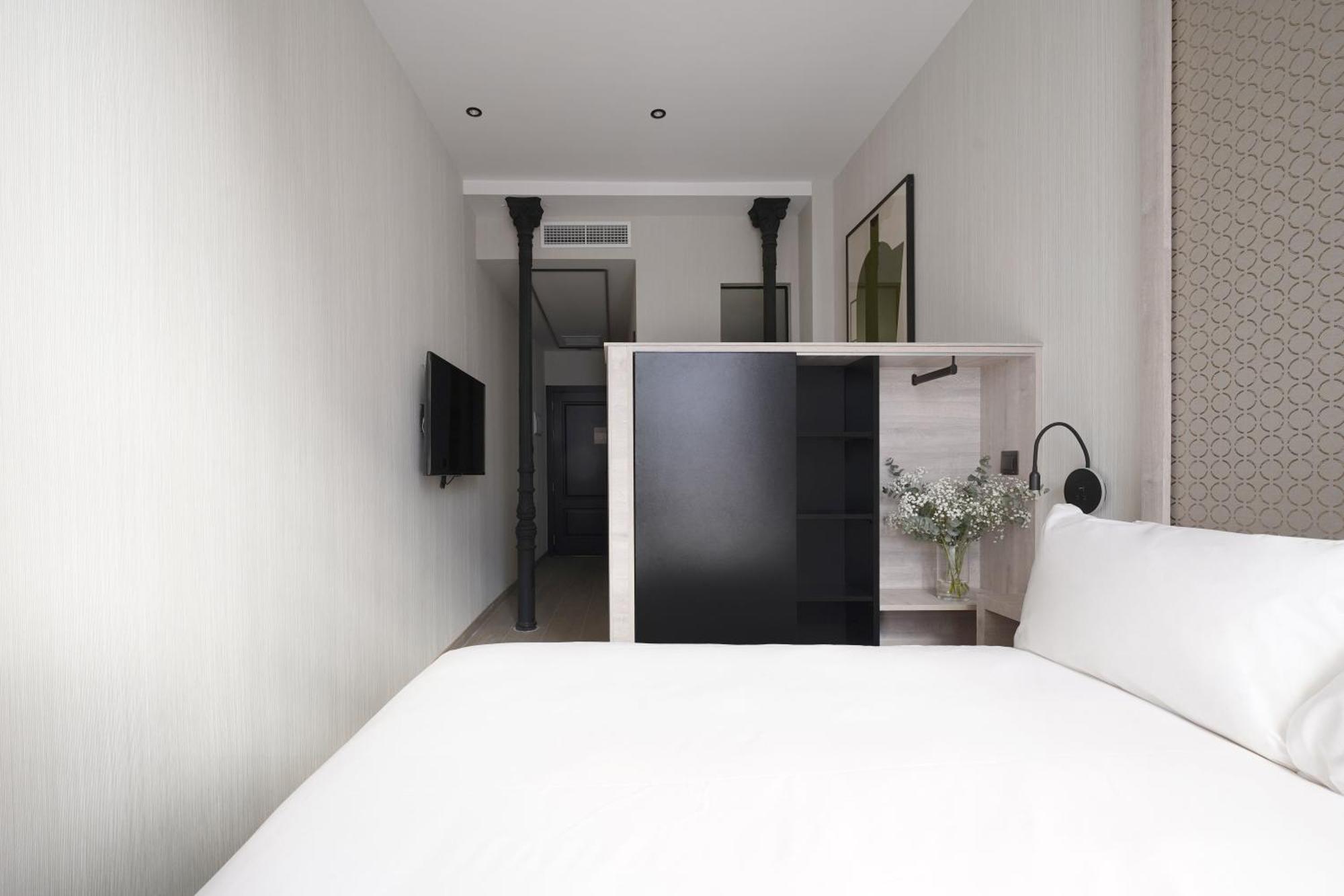 Estudio Mediano con zona de cocina y balcón