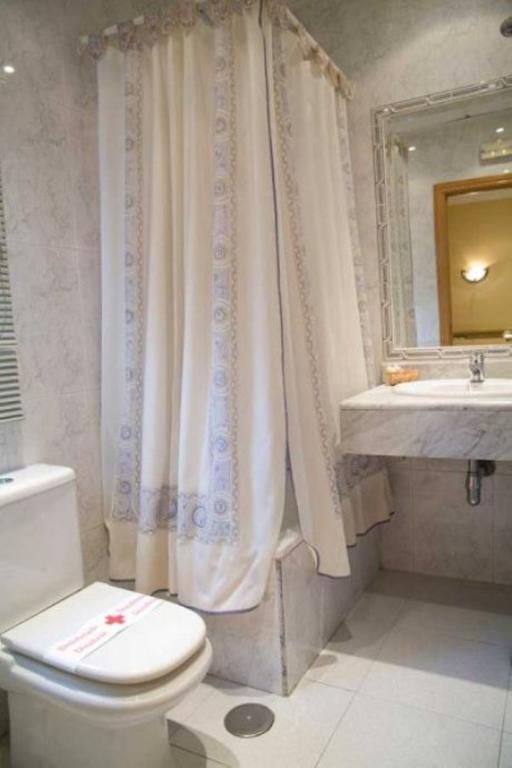 Standard Double or Twin Room,205166266:JPEG