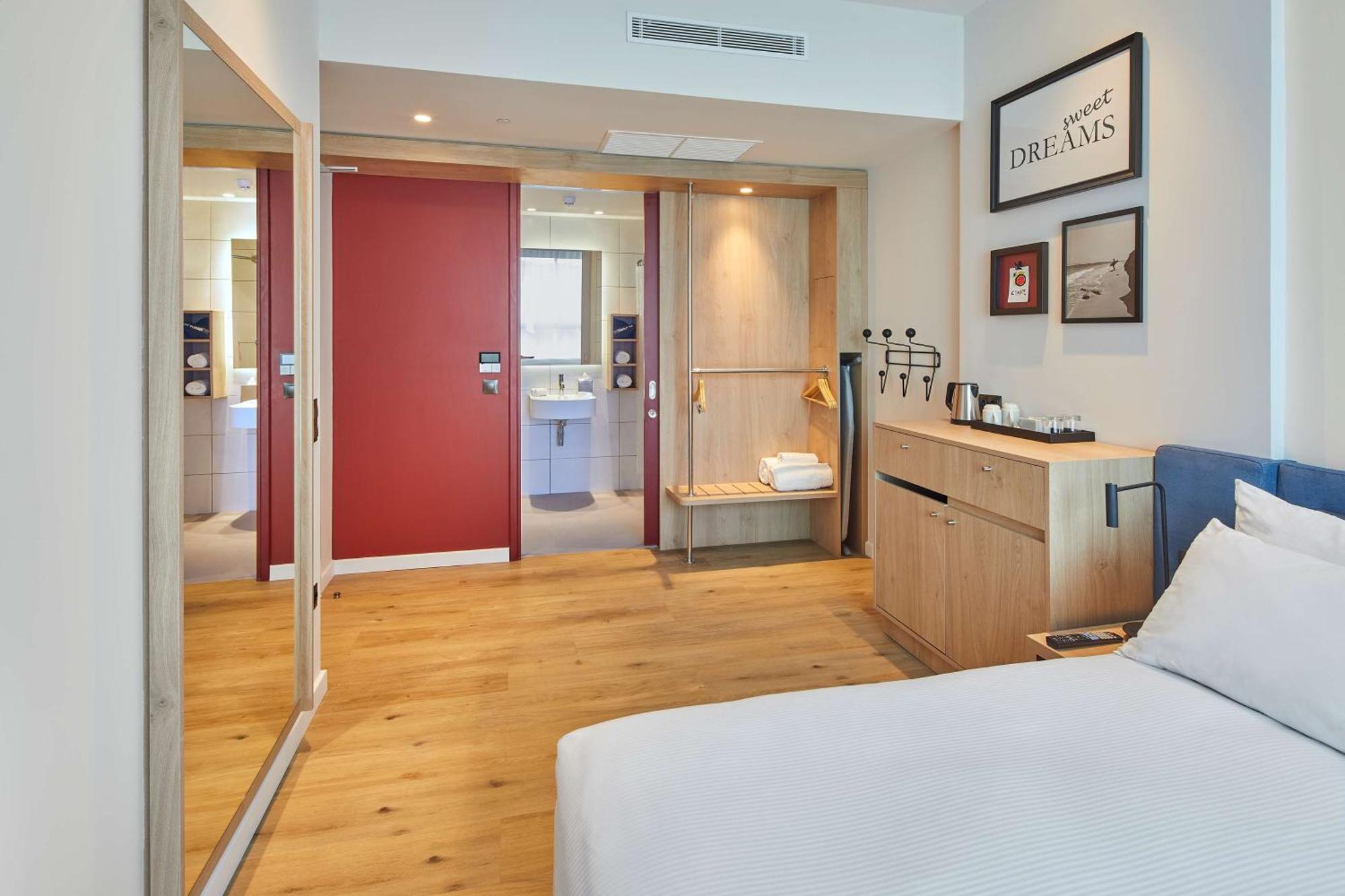 Queen Room - Accessible,1550137786:JPEG