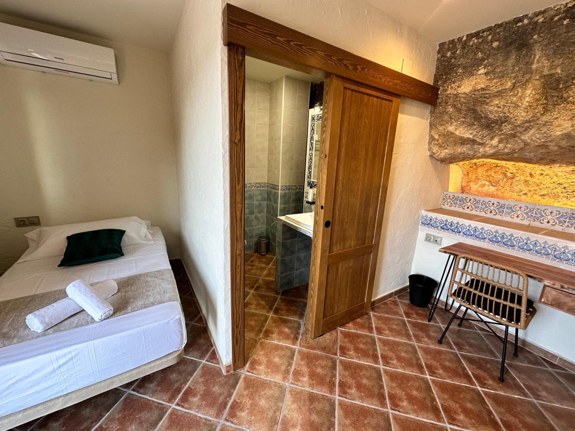 Standard Single Room,1556735293:JPEG