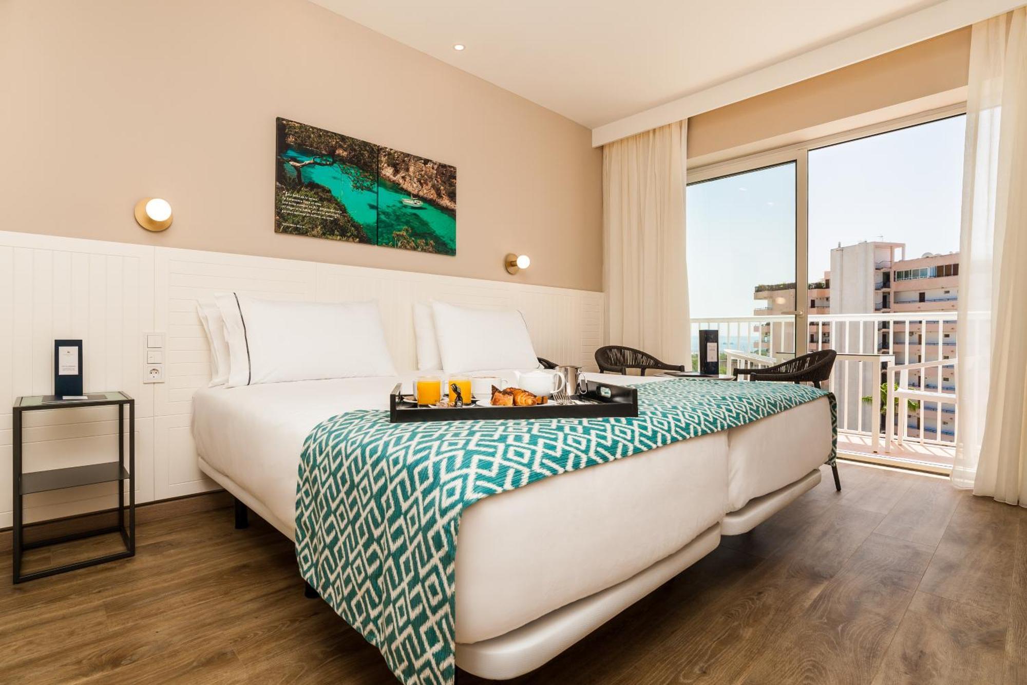 Deluxe Double Room with Balcony and Sea View,1566906773:JPEG