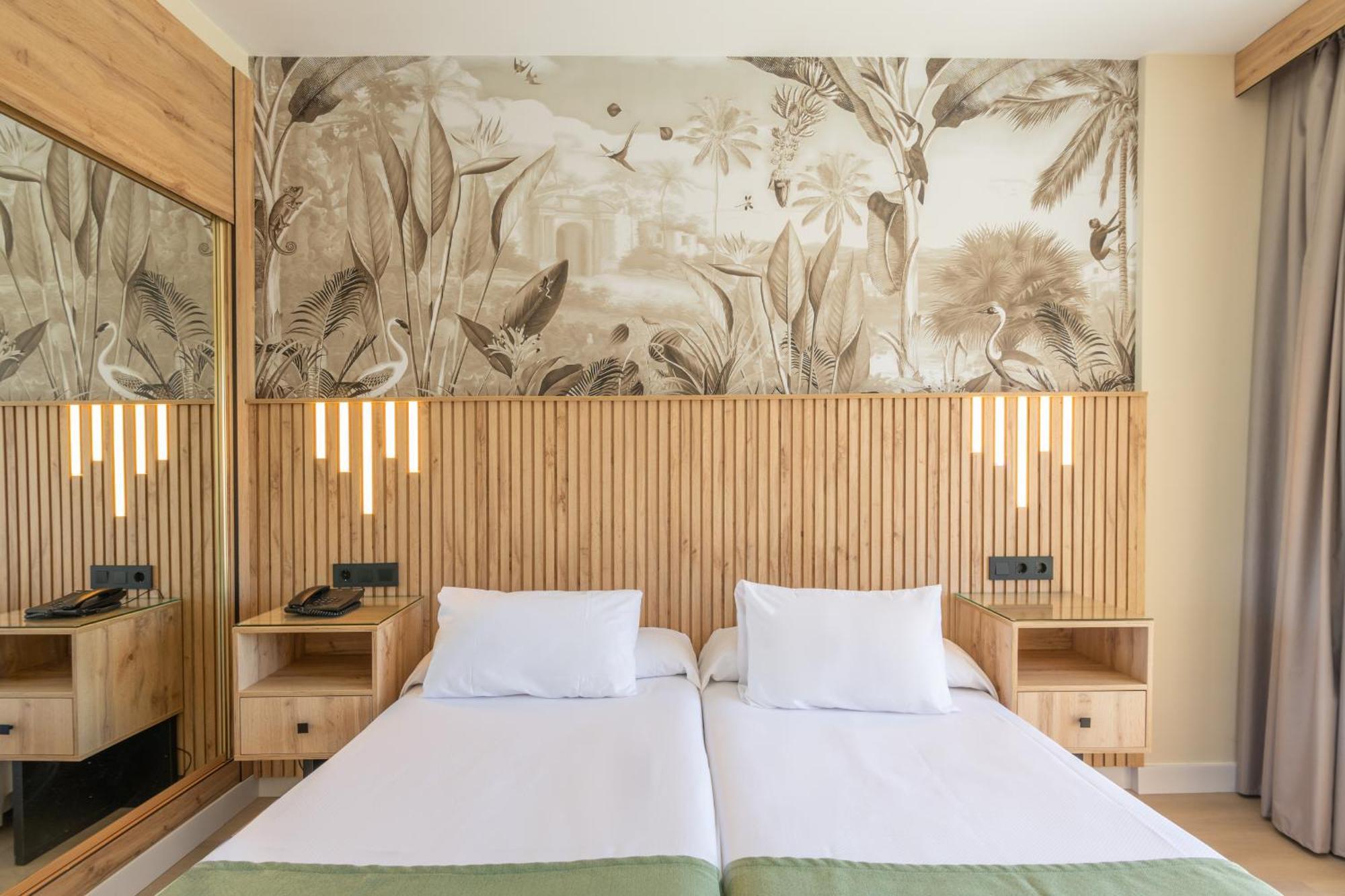 Standard Twin Room with Sea View,1574682104:JPEG