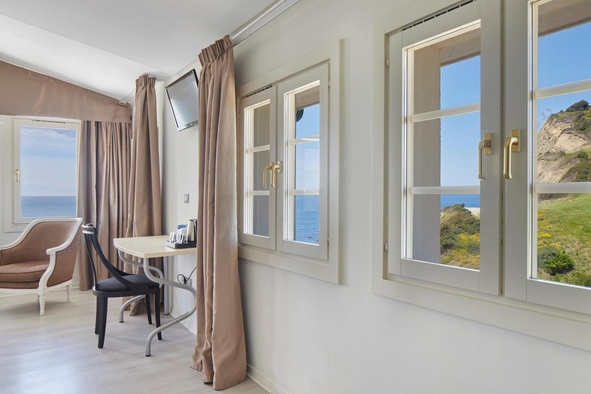 Double or Twin Room Sea View