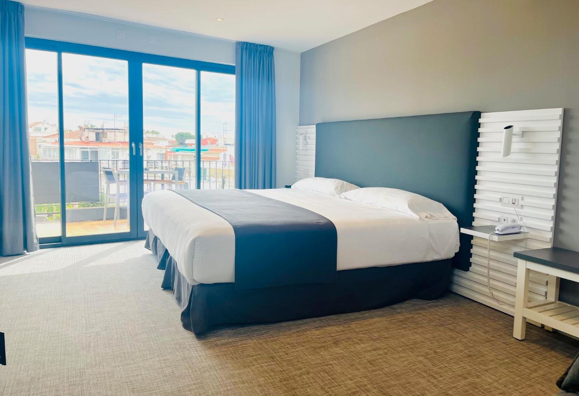 Double Room with Balcony (3 Adults)