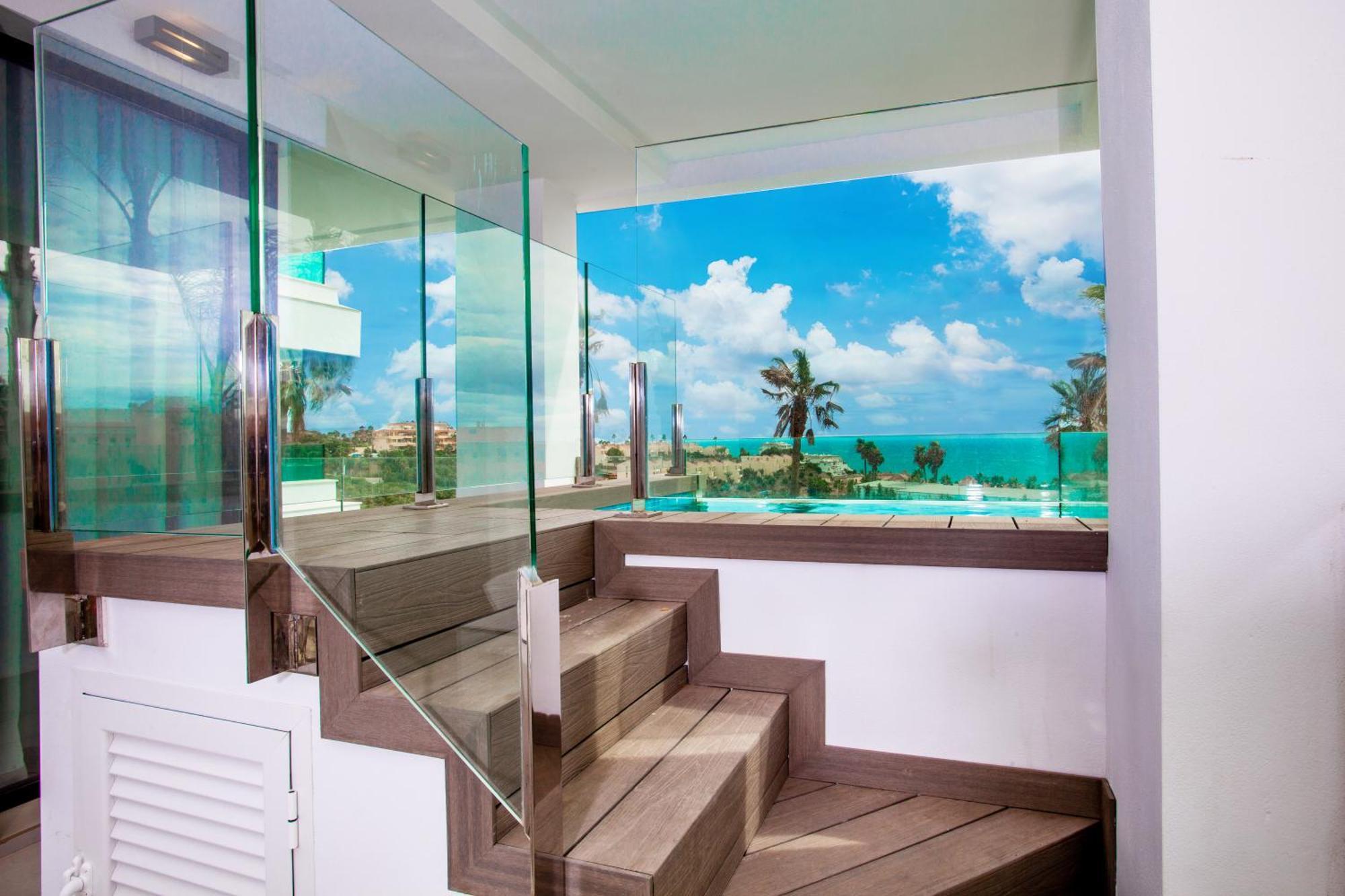 Suite de lujo de dormitorios 2 con piscina privada y vistas al mar