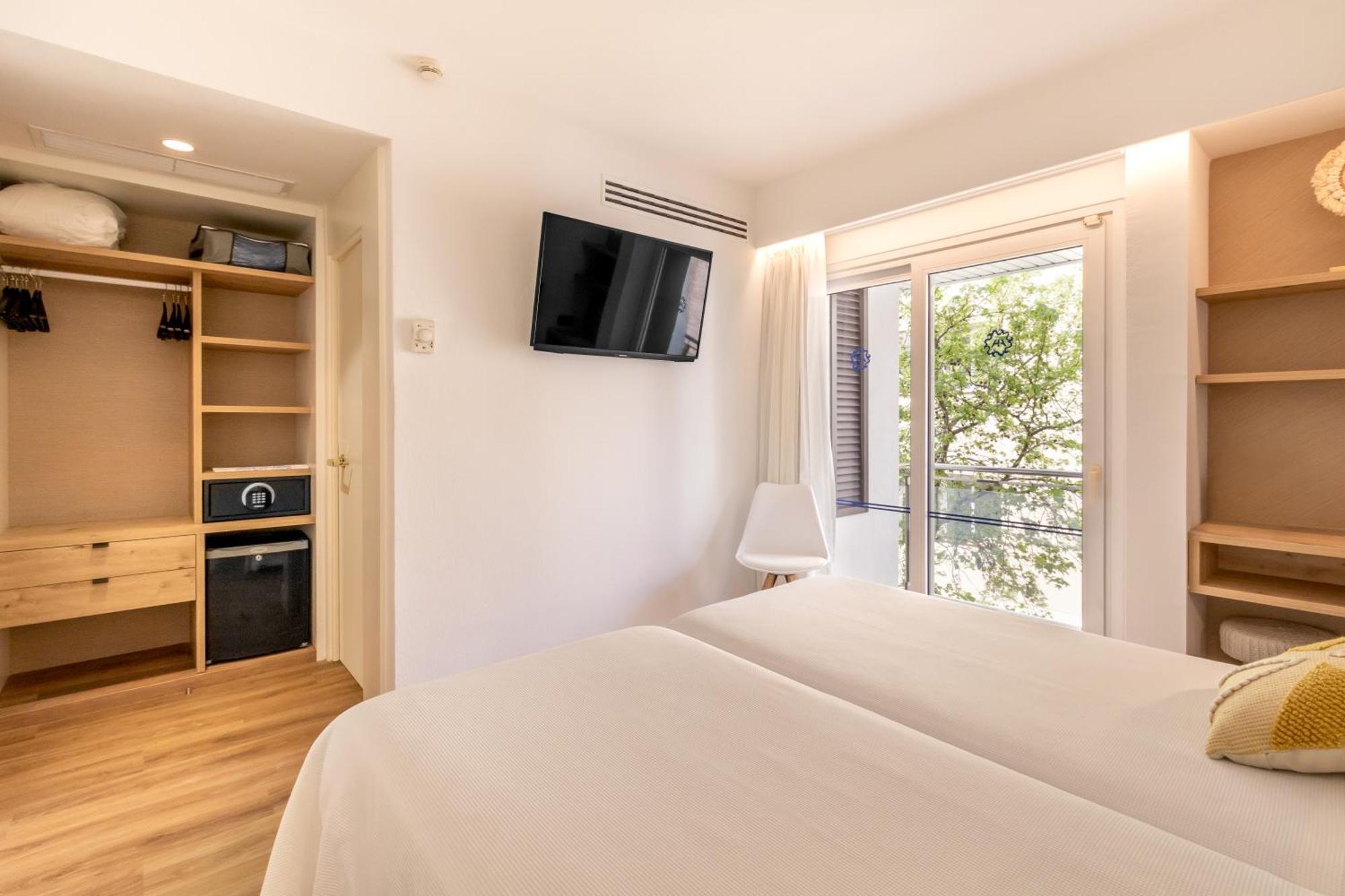 Twin Room,1431989344:JPEG