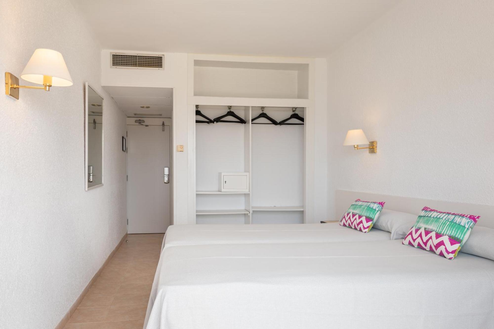Twin Room,1589116899:JPEG