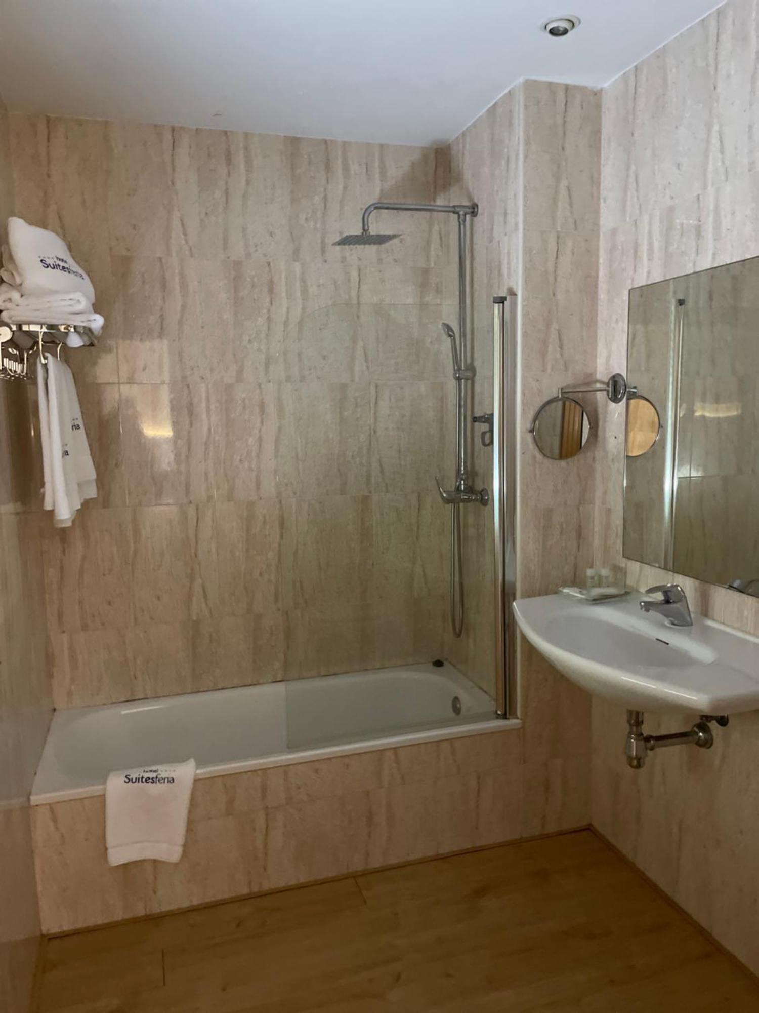 Habitación con cama grande