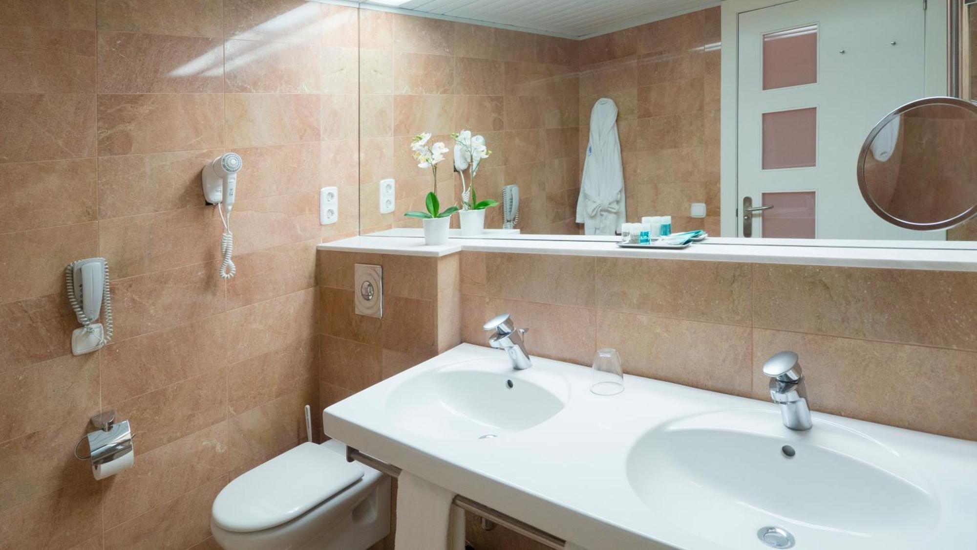 Triple Room (2 Adults + 1 Child),644562798:JPEG